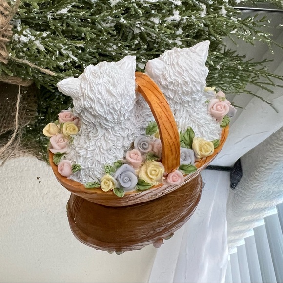 🌷Vintage White Kittens in Basket Trinket Holder - Picture 4 of 6